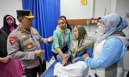 Jenguk Korban Bom Bunuh Diri Polsek Astana Anyar, Kapolri: Tetap Semangat Lindungi Masyarakat
